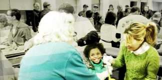 Por que algumas igrejas estão trocando bancos por mesas de jantar? Cortesia da Comunidade do Jantar de Bitterlake