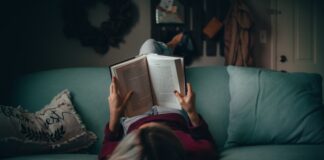 Ler ficção é bom para o cristão! woman in red shirt reading book