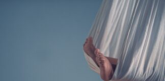 O mal não está lá fora person in white long sleeve shirt