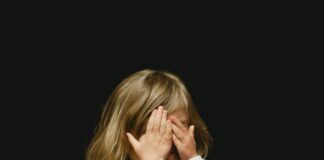 Seu filho está perdido! girl covering her face with both hands