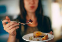 De que você tem se alimentado? woman holding plate of cake