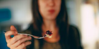 De que você tem se alimentado? woman holding plate of cake