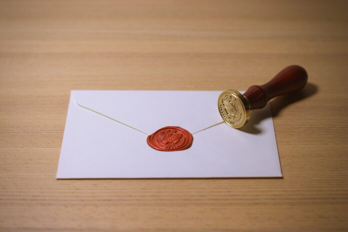 Photo by 戸山 神奈 white envelope with brown stamp