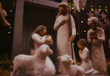 Deus nos enviou um Salvador The Nativity set figurine