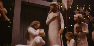 Deus nos enviou um Salvador The Nativity set figurine