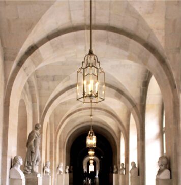 Seu reino jamais terá fim a hallway with a checkered floor and a chandelier