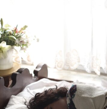 Descanso e adoração woman sleeping on bed beside book