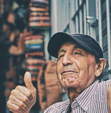 Dizendo sim à coisa certa man making thumbs up sign