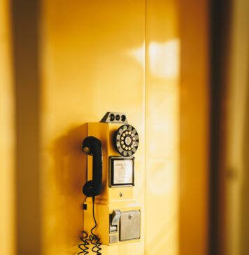 Quando ele chamar seu nome a telephone on a wall