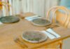Prepare lugar a table with plates and silverware