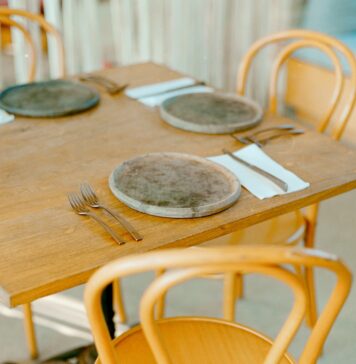 Prepare lugar a table with plates and silverware