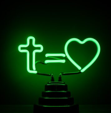 Jesus nos entende black cake with green light