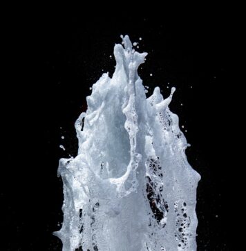 Nossa situação e nossa esperança water splash on black background