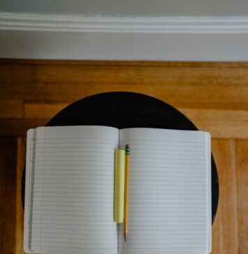 Faça uma lista a white and black striped hat