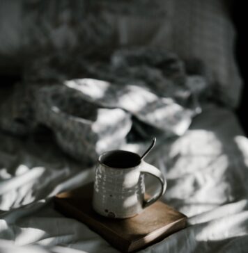 Lembra-te do dia de sábado white enamel cup on brown book