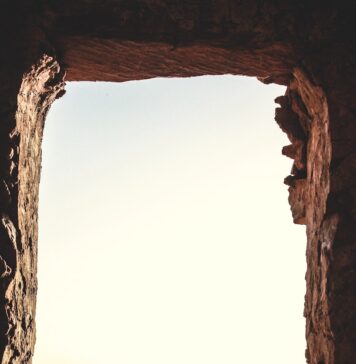Deixe Deus fazer seu trabalho brown rock formation near body of water during daytime