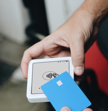 O jovem líder rico A person is holding a credit card in their hand