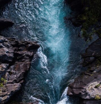Água viva water falls on rocky mountain