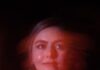 Medo da perseguição a blurry photo of a woman in a dark room