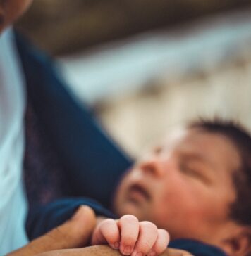 Confie em Deus, o provedor a man holding a baby in his arms
