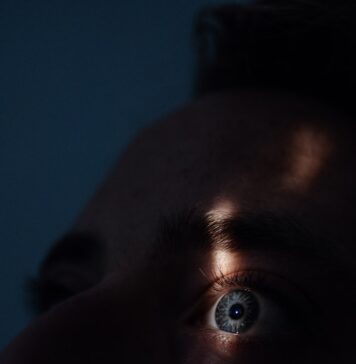 Mantenha os olhos em Jesus person's eye