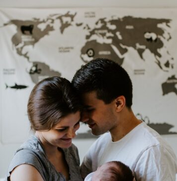 Leve a Cristo os medos da paternidade a man and woman holding a baby in their arms