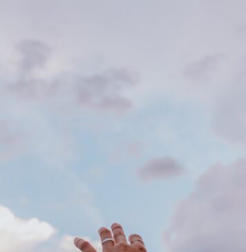 Herói do céu persons left hand raising up