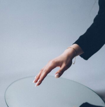 Ninguém se compara person in black long sleeve shirt holding round glass