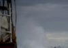 Procure Jesus na tempestade huge wave at daytime