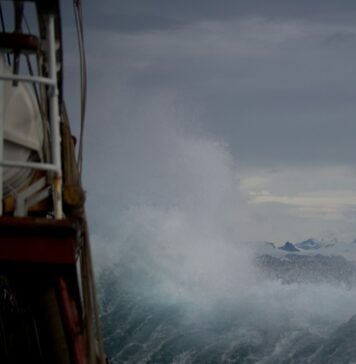 Procure Jesus na tempestade huge wave at daytime