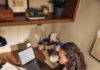 Sirva a Deus agora Woman working at a desk with laptop and tablet.