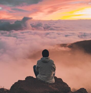 Seus piores medos man sitting on cliff