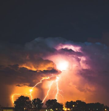 Veja Jesus na tempestade lightning strike at night