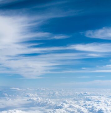 Senhor do céu above-cloud photo of blue skies