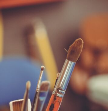 Sua obra-prima makeup brushes on blue textile