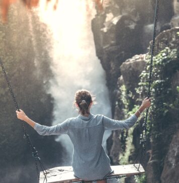 Medo do que vem a seguir? woman riding on wooden swing