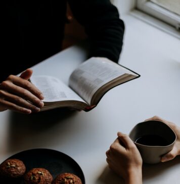 Aprendendo a ouvir person holding white ceramic mug with coffee
