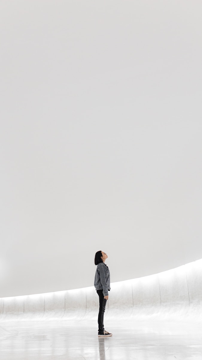 Photo by Guilherme Stecanella woman standing on ice