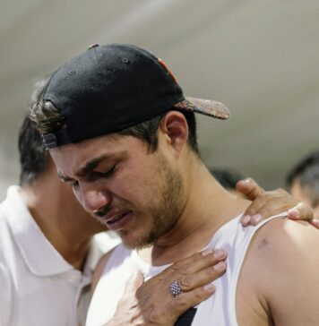 O toque de Jesus a man holding his arm around another man's shoulder