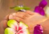 Um momento apaixonado person's feet with flowers