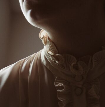O caráter sem costura de Jesus a close up of a person wearing a dress