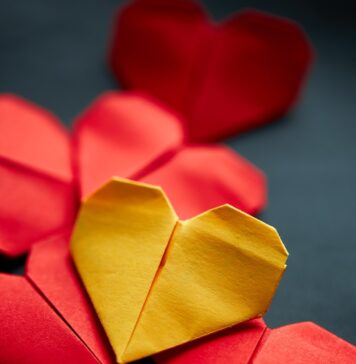 Graça nos alcança yellow and red heart shaped paper