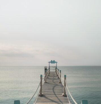 Graça que penetra brown wooden pier near body of calm water
