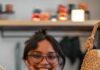 Sirva com alegria Smiling woman with hands on her cheeks