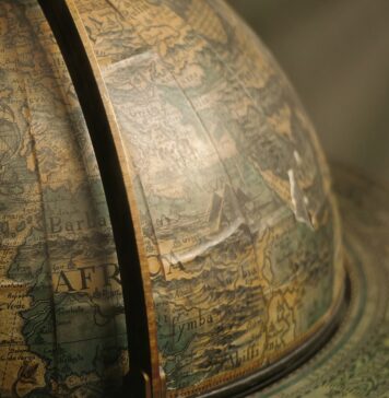 Aqui está Deus brown terrestrial globe