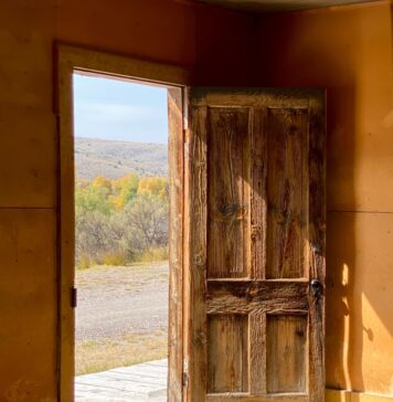 A porta de Deus está aberta Open door frames nature's view