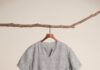 A roupa de Cristo a t - shirt hanging on a clothes line