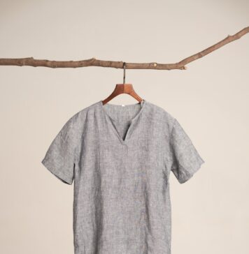 A roupa de Cristo a t - shirt hanging on a clothes line