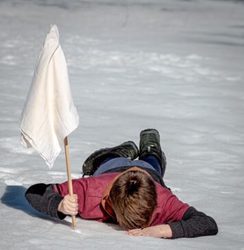 Entregue a Deus todos os seus erros woman in black jacket lying on white snow