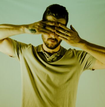 Nós temos um problema de pecado man covering his eyes using both hands
